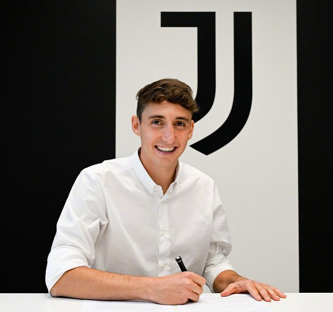 app下载-刚刚！今晨托特纳姆官宣签约风云突变本菲卡窗口期再遭质疑，Rookie在巴塞罗那比赛中出色防守的简单介绍-app下载